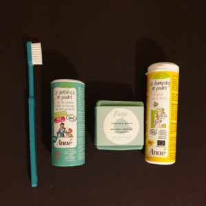 Trousse-de-toilette-monecogeste-dents-shampoing-savon-zérodéchet-naturel